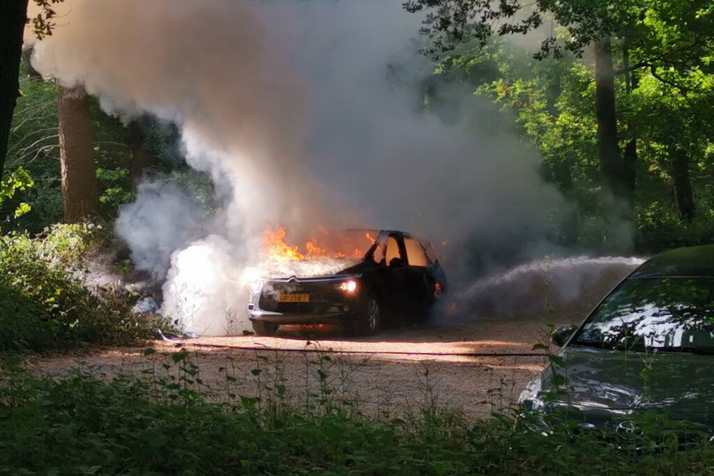 Auto vliegt in brand op parkeerplaats