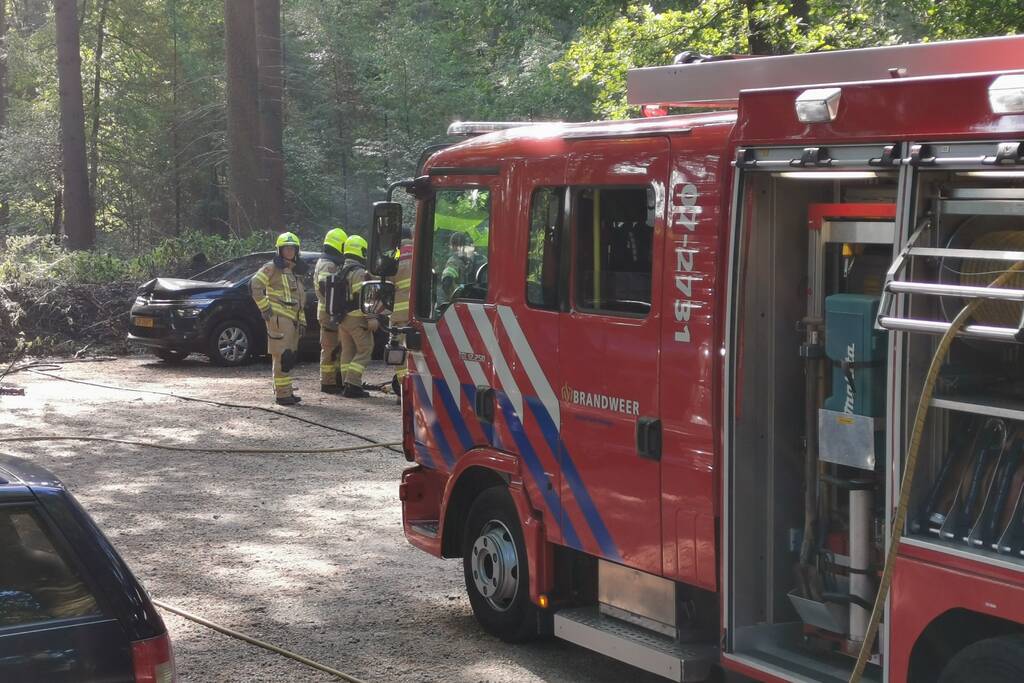 Auto vliegt in brand op parkeerplaats