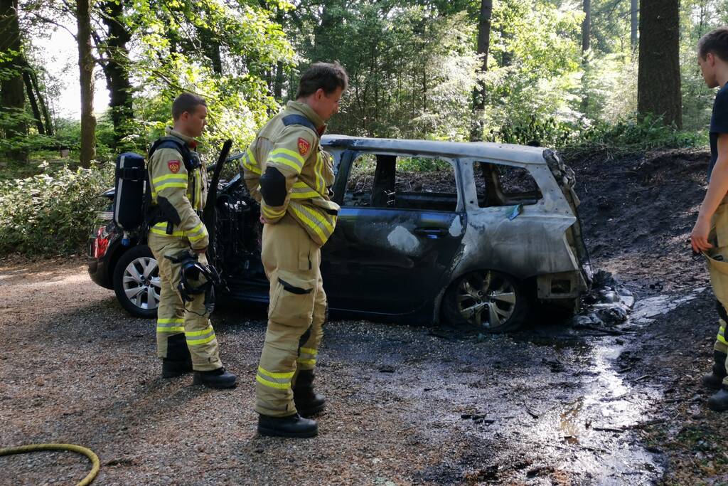 Auto vliegt in brand op parkeerplaats
