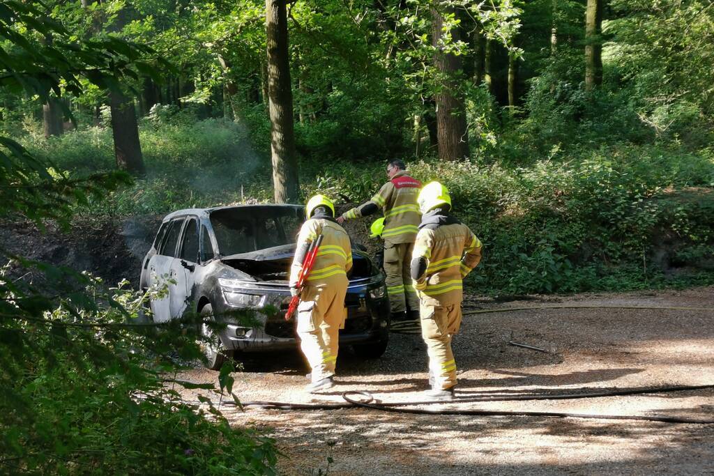 Auto vliegt in brand op parkeerplaats