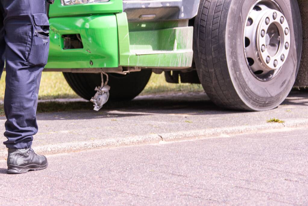 Fietsster ernstig gewond na aanrijding met vrachtwagen