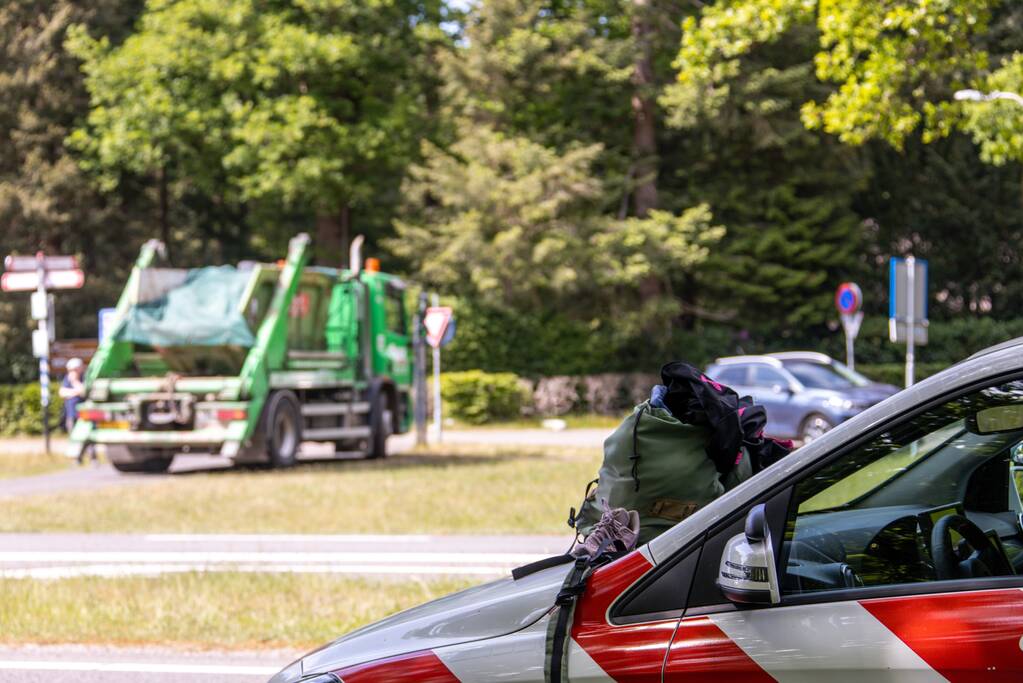 Fietsster ernstig gewond na aanrijding met vrachtwagen