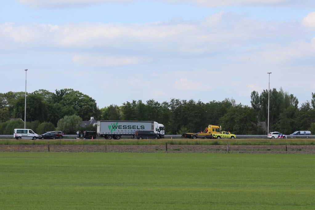 Auto belandt op zijn kant bij aanrijding op snelweg