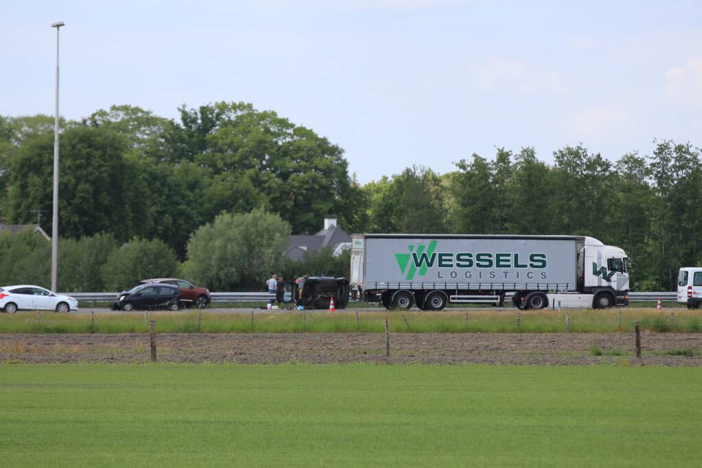 Auto belandt op zijn kant bij aanrijding op snelweg