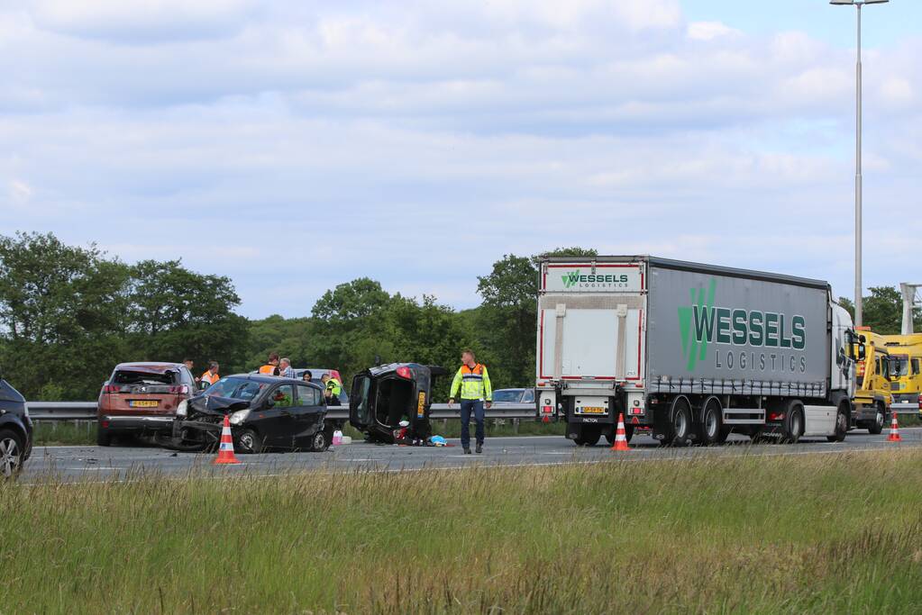 Auto belandt op zijn kant bij aanrijding op snelweg