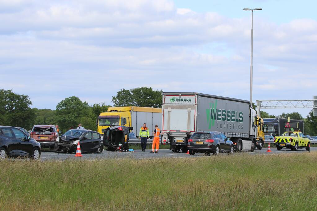 Auto belandt op zijn kant bij aanrijding op snelweg