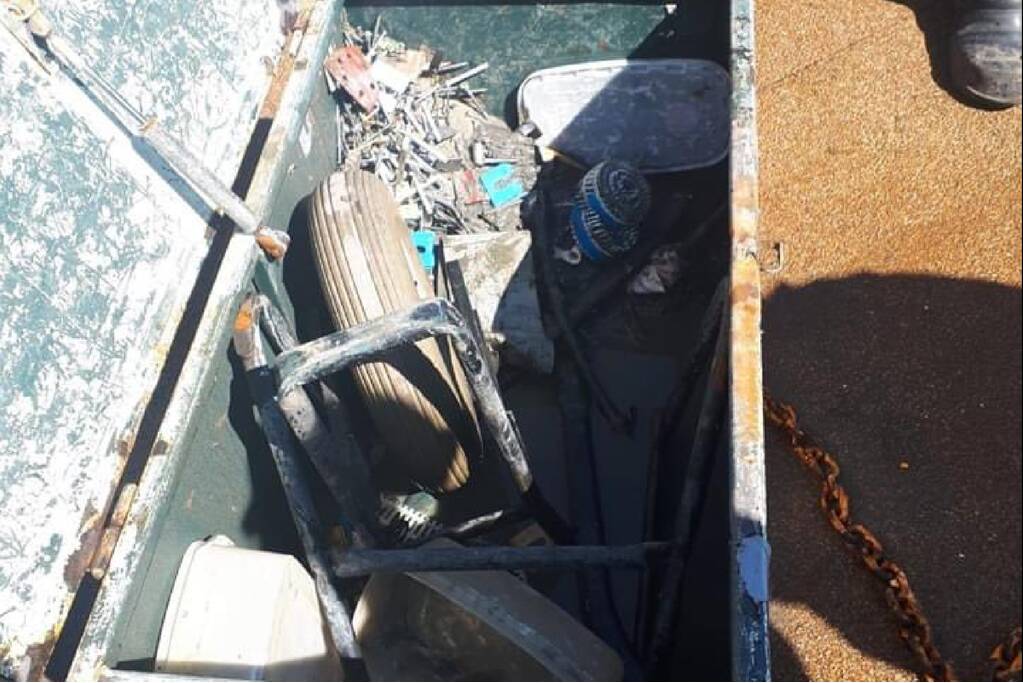 Vissersboot botst op gedumpte gereedschapskist