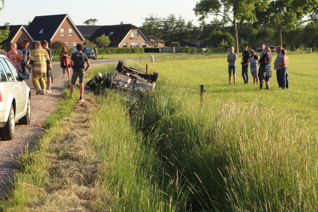 Auto raakt van de weg belandt op de kop in sloot