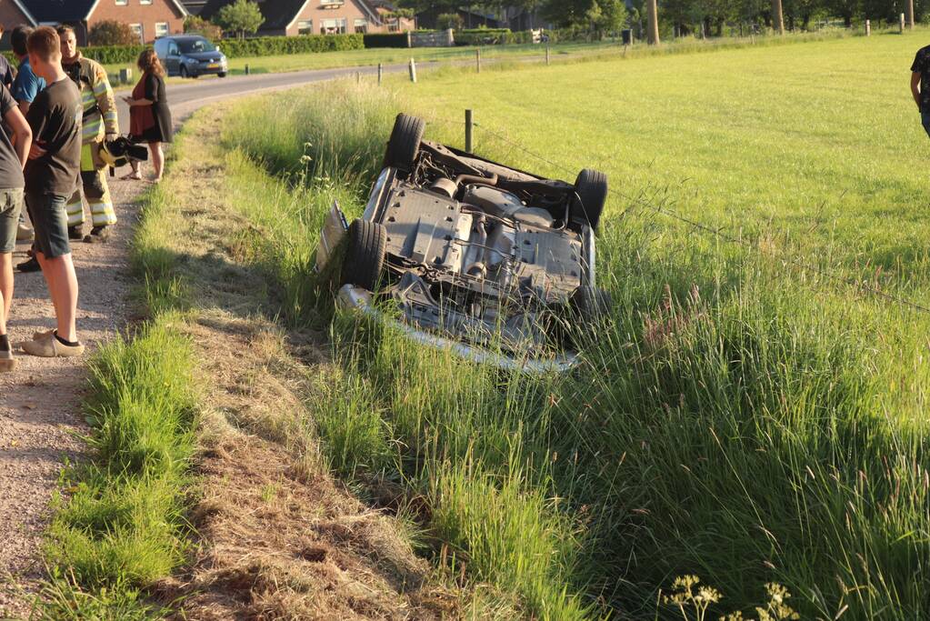 Auto raakt van de weg belandt op de kop in sloot