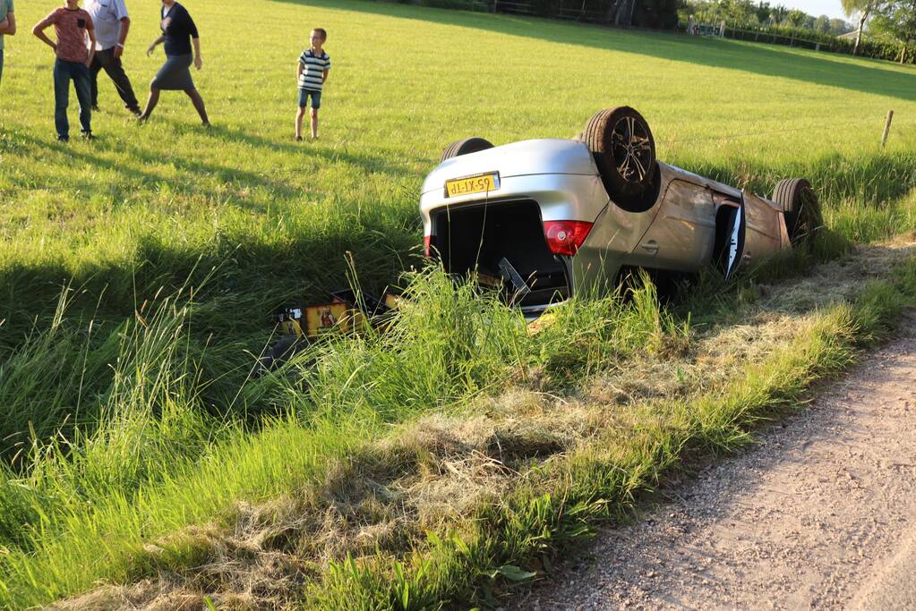 Auto raakt van de weg belandt op de kop in sloot