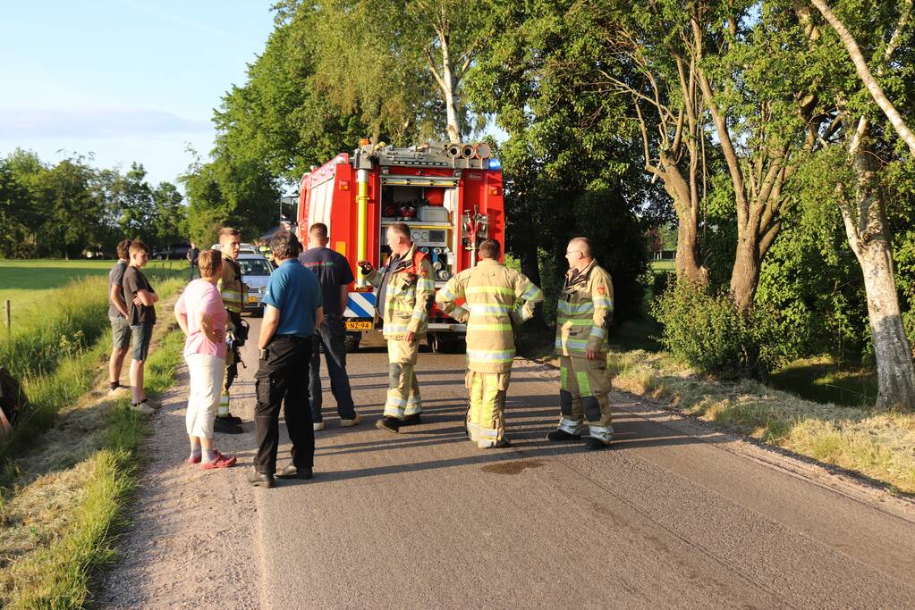 Auto raakt van de weg belandt op de kop in sloot