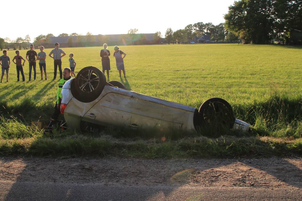 Auto raakt van de weg belandt op de kop in sloot