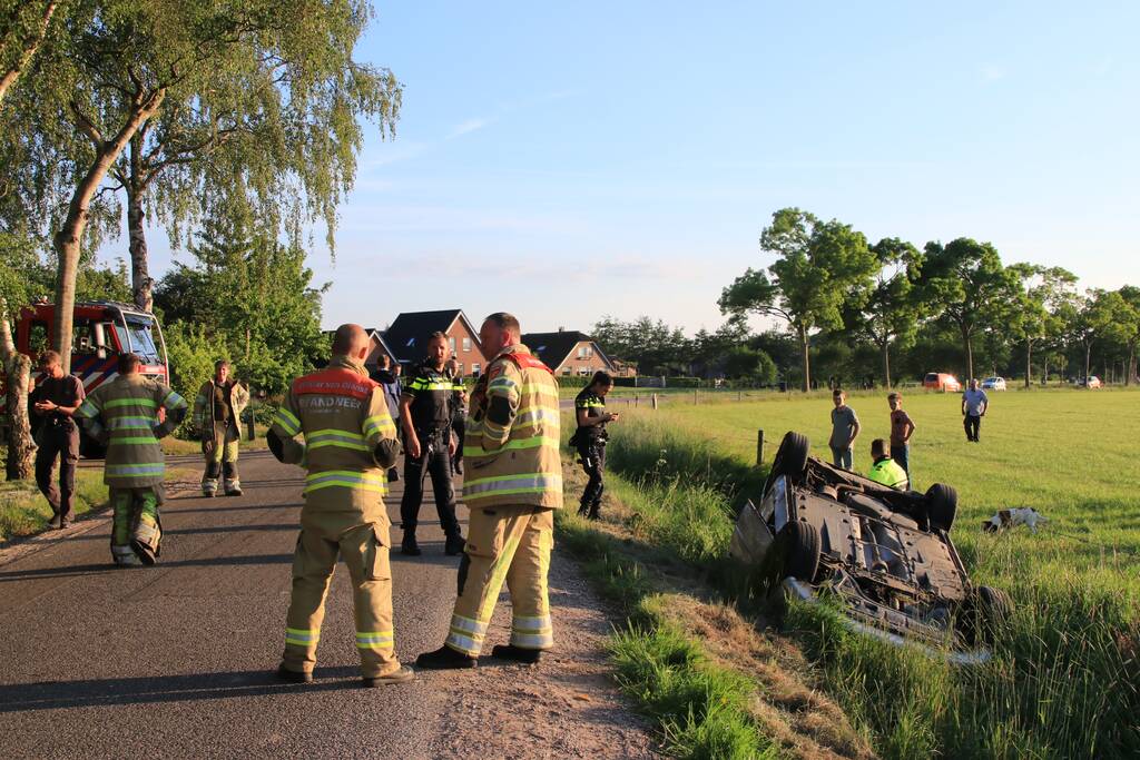 Auto raakt van de weg belandt op de kop in sloot