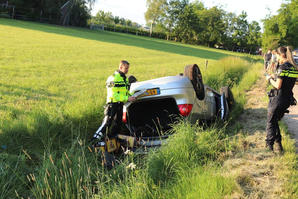 Auto raakt van de weg belandt op de kop in sloot