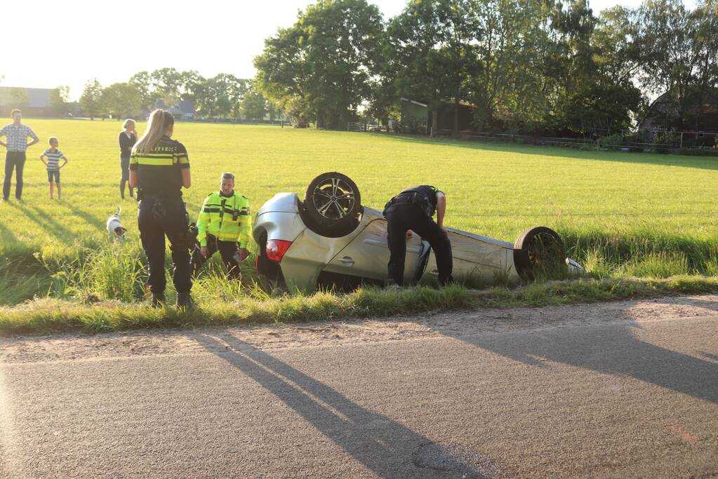 Auto raakt van de weg belandt op de kop in sloot
