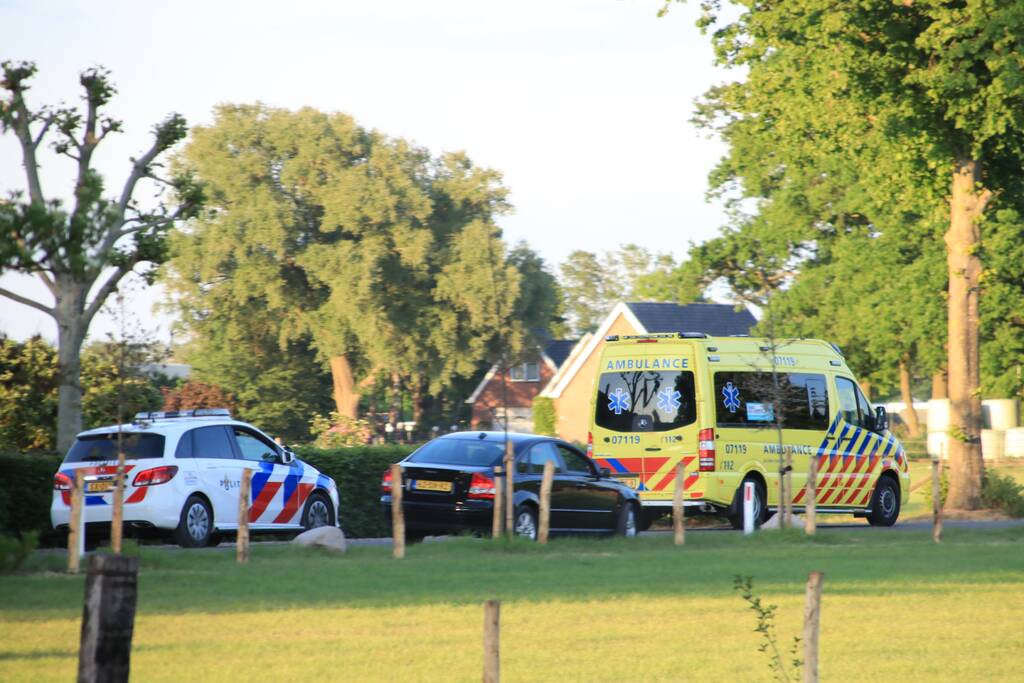 Auto raakt van de weg belandt op de kop in sloot