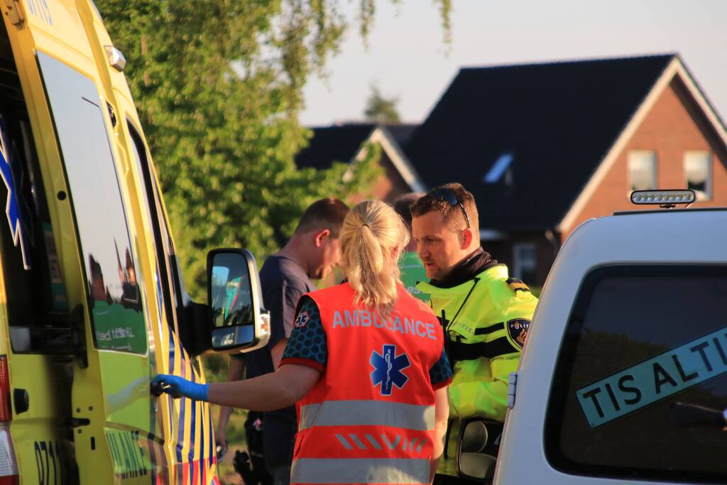 Auto raakt van de weg belandt op de kop in sloot