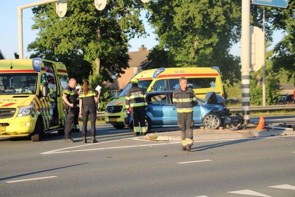 Automobilist botst frontaal op verkeerslicht