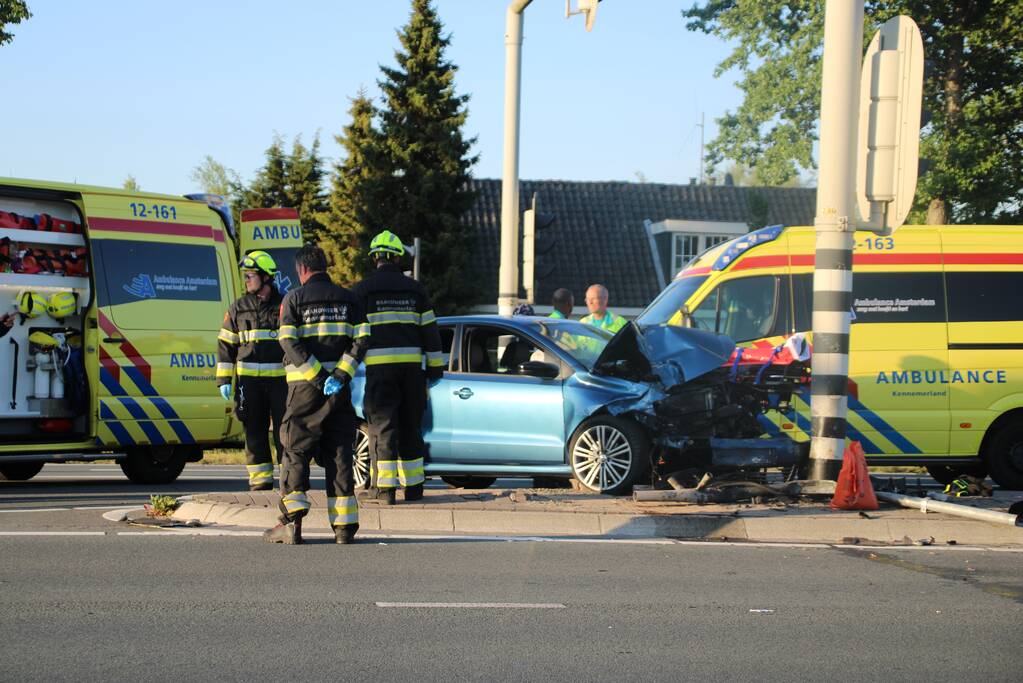 Automobilist botst frontaal op verkeerslicht