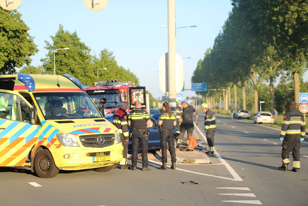 Automobilist botst frontaal op verkeerslicht