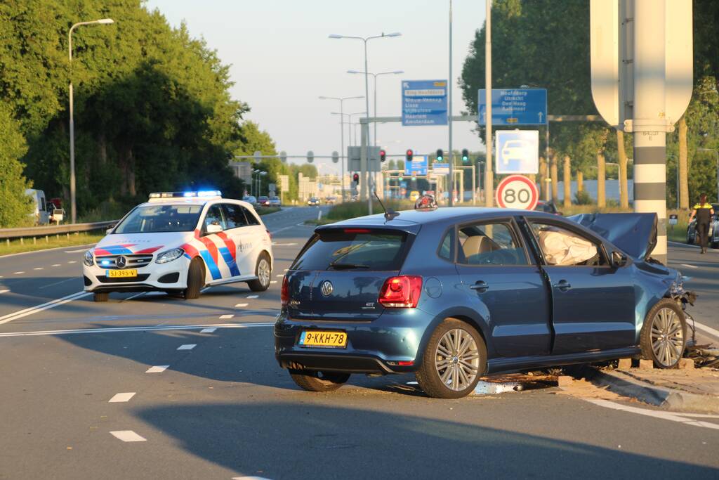 Automobilist botst frontaal op verkeerslicht