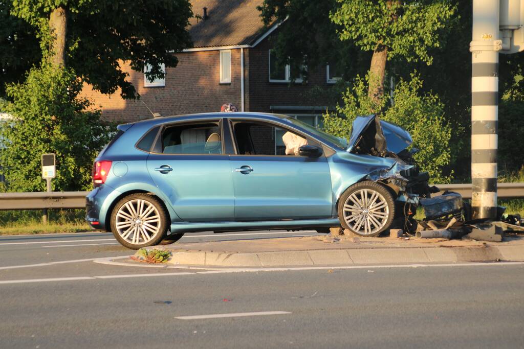 Automobilist botst frontaal op verkeerslicht