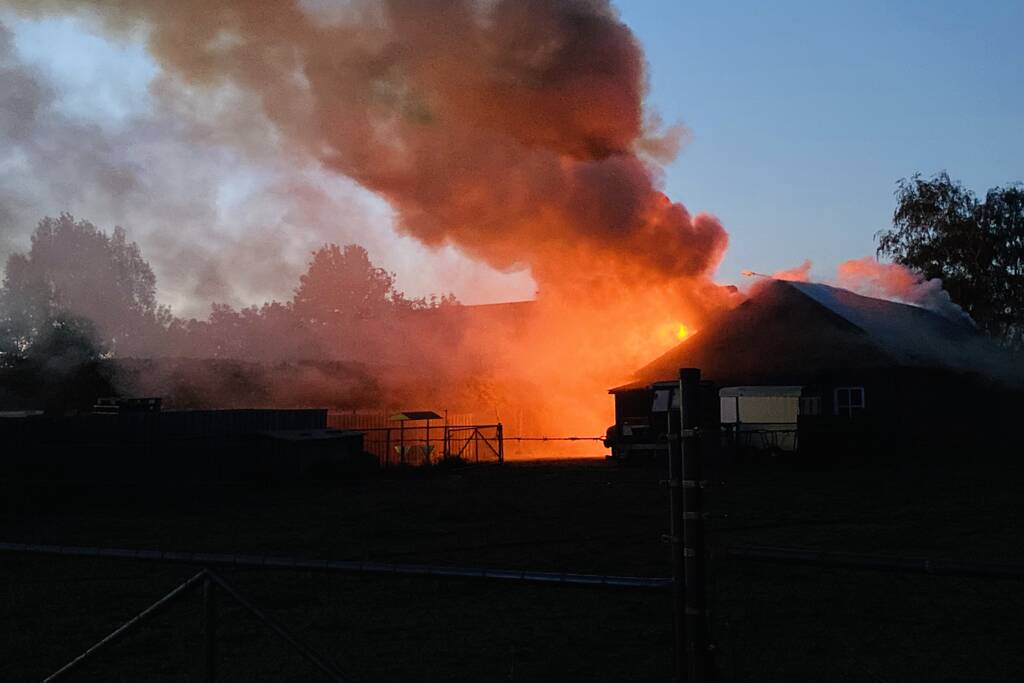 Grote uitslaande brand in schuur