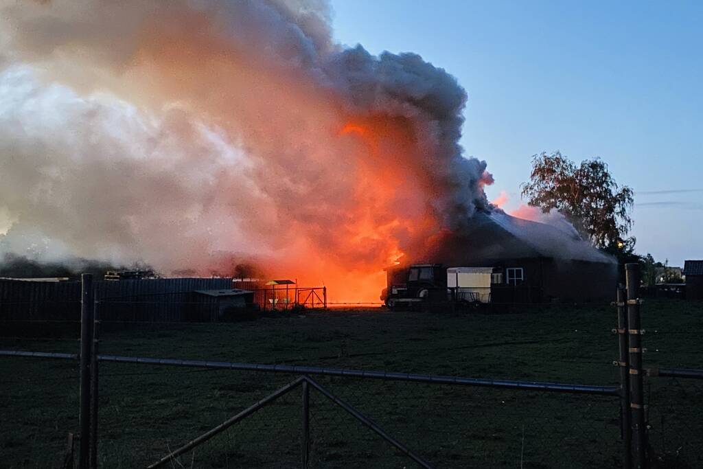 Grote uitslaande brand in schuur