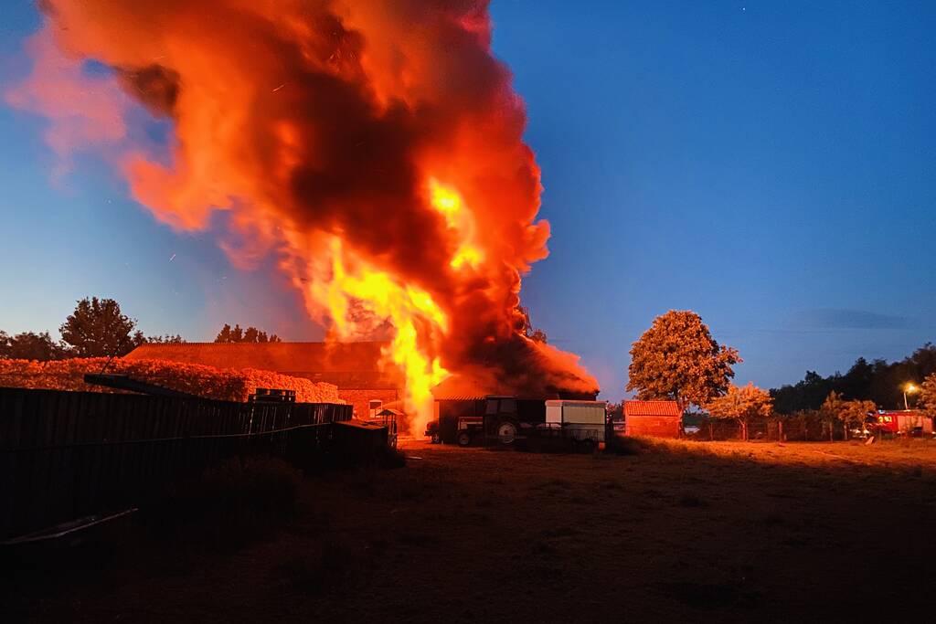 Grote uitslaande brand in schuur