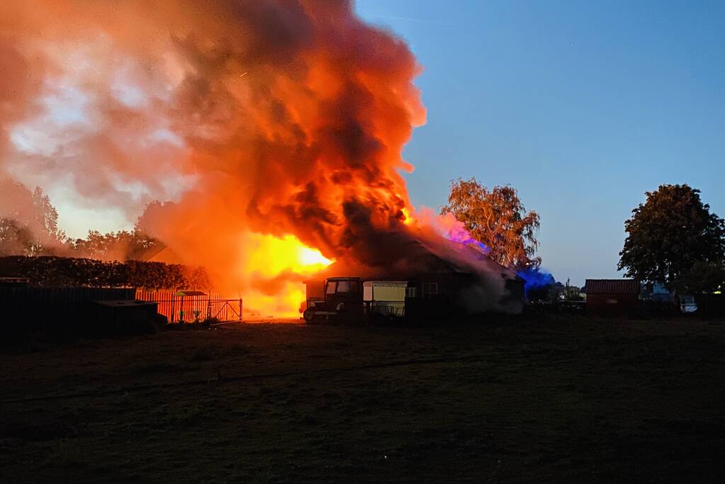 Grote uitslaande brand in schuur