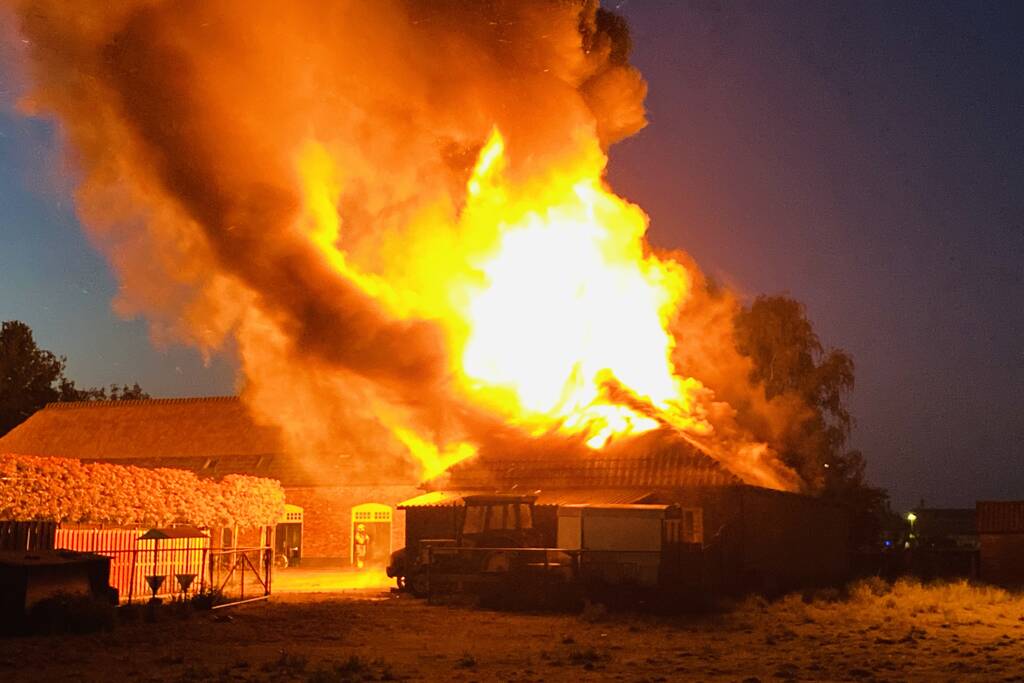Grote uitslaande brand in schuur
