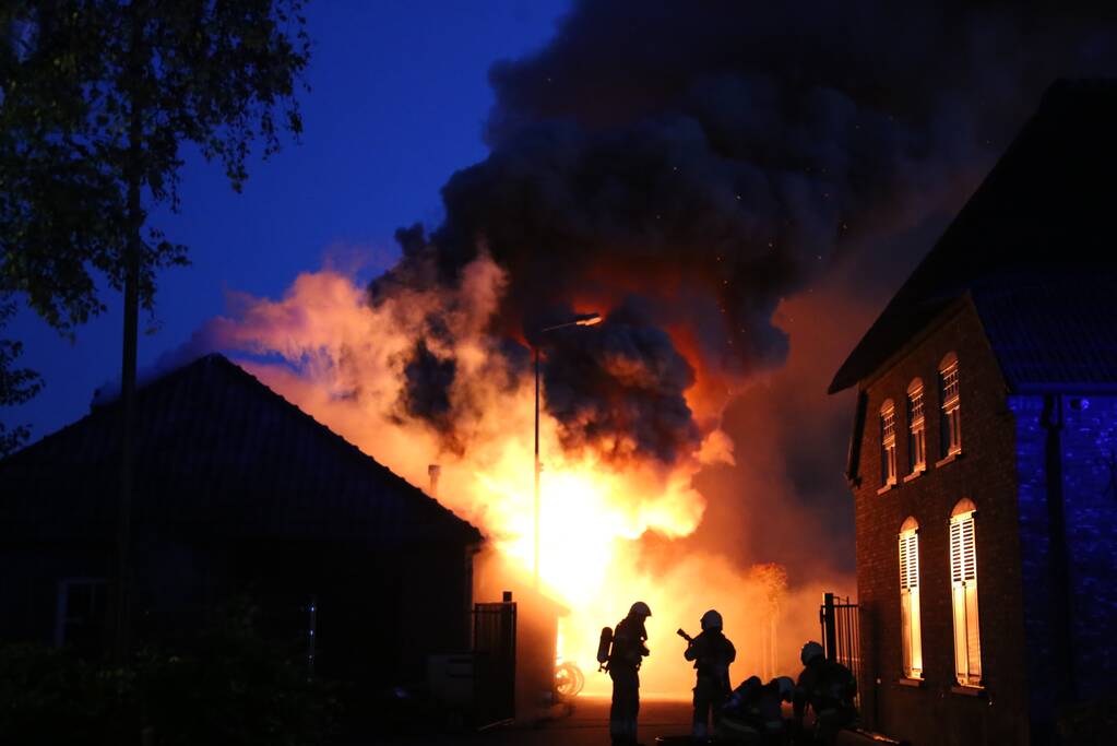 Grote uitslaande brand in schuur