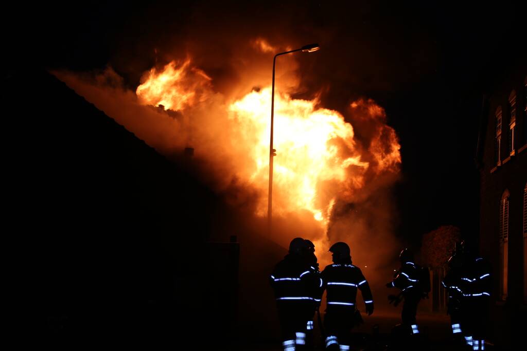 Grote uitslaande brand in schuur