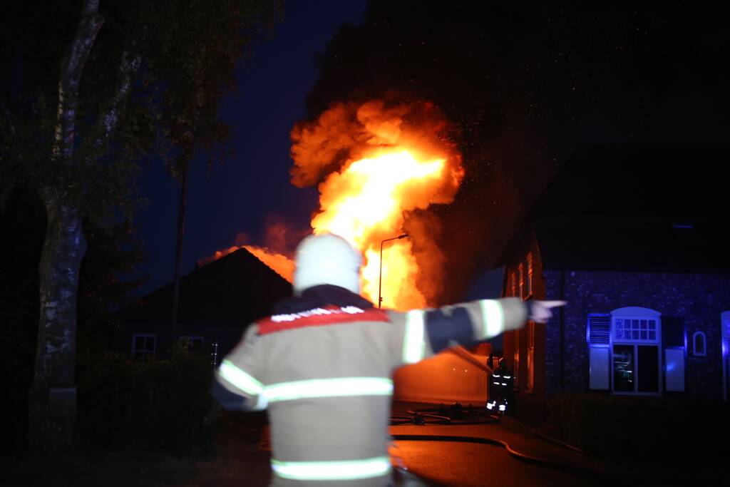 Grote uitslaande brand in schuur