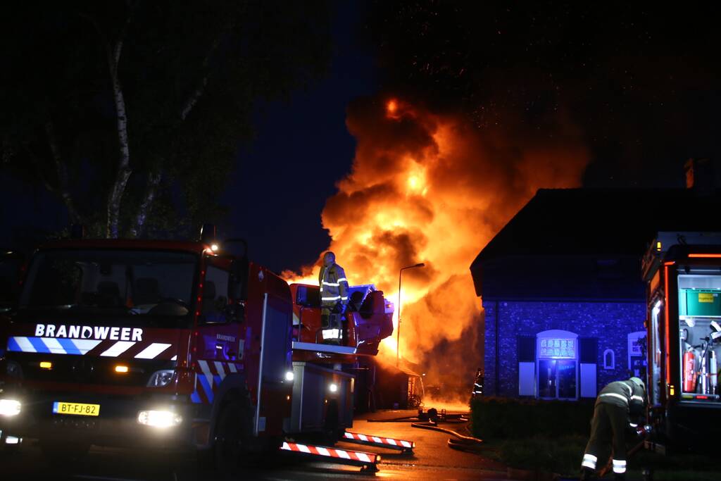 Grote uitslaande brand in schuur