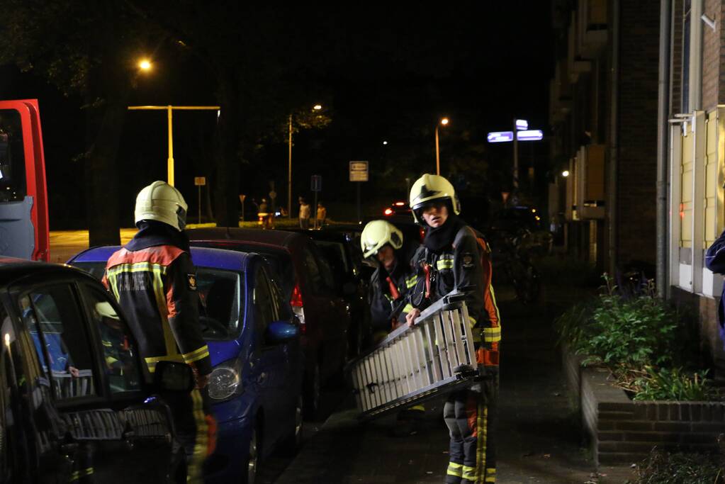 Brandgerucht door beslagen ramen van woning