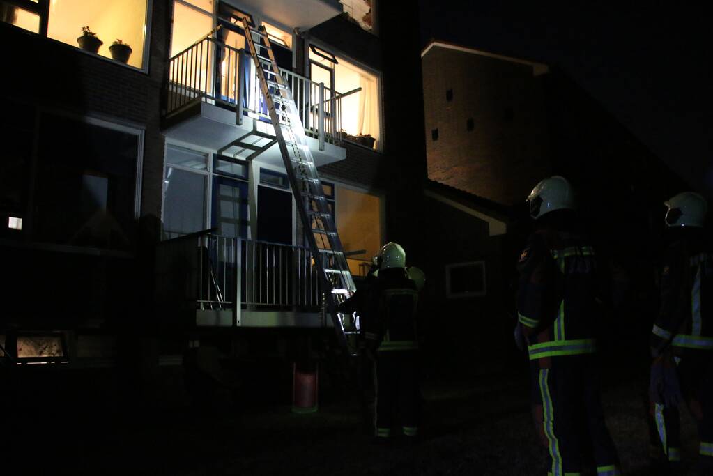Brandgerucht door beslagen ramen van woning