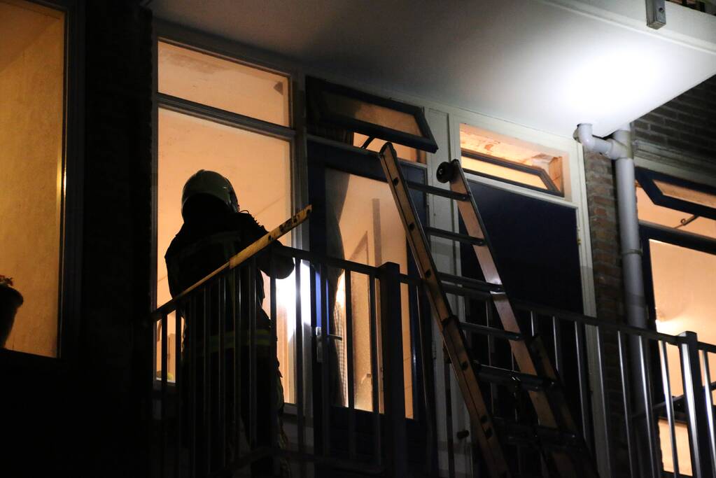 Brandgerucht door beslagen ramen van woning