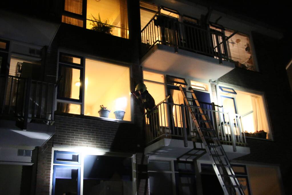 Brandgerucht door beslagen ramen van woning