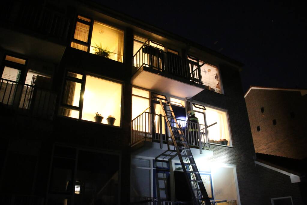 Brandgerucht door beslagen ramen van woning