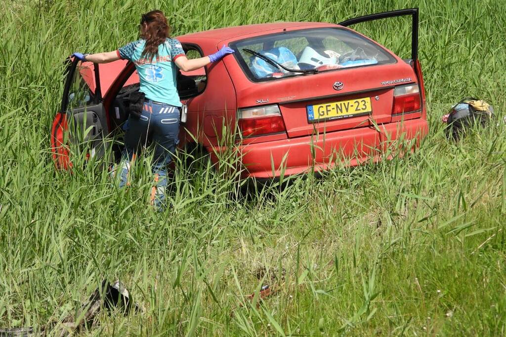 Personenauto belandt in sloot