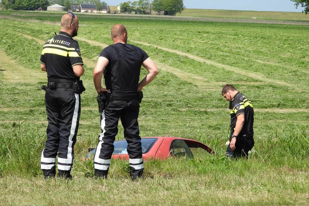Personenauto belandt in sloot