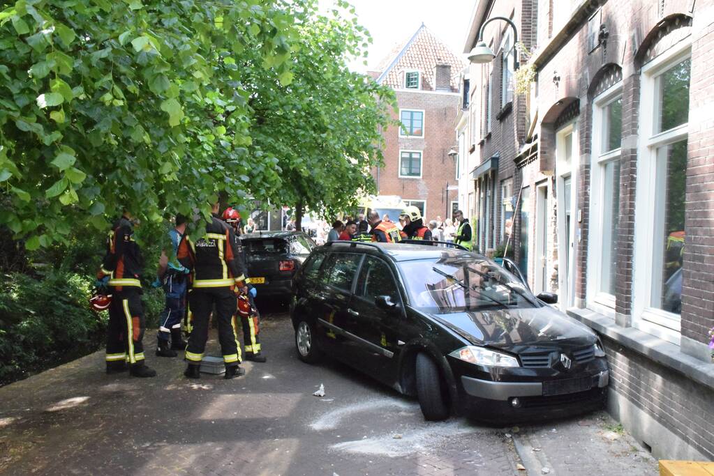 Personenauto botst op gevel van woning