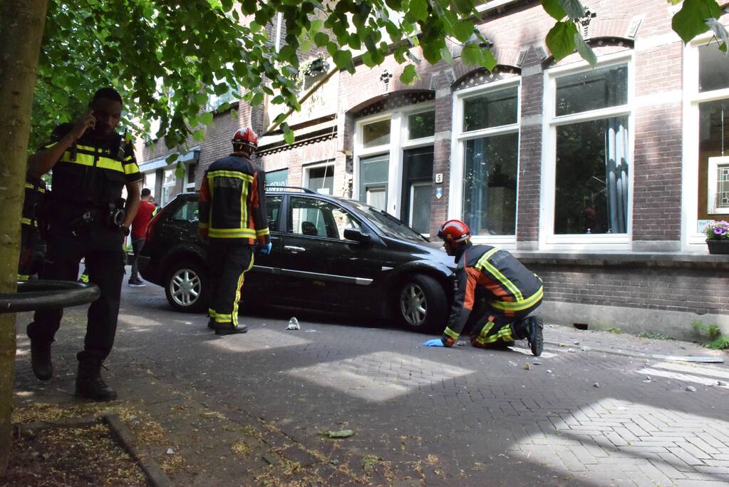 Personenauto botst op gevel van woning