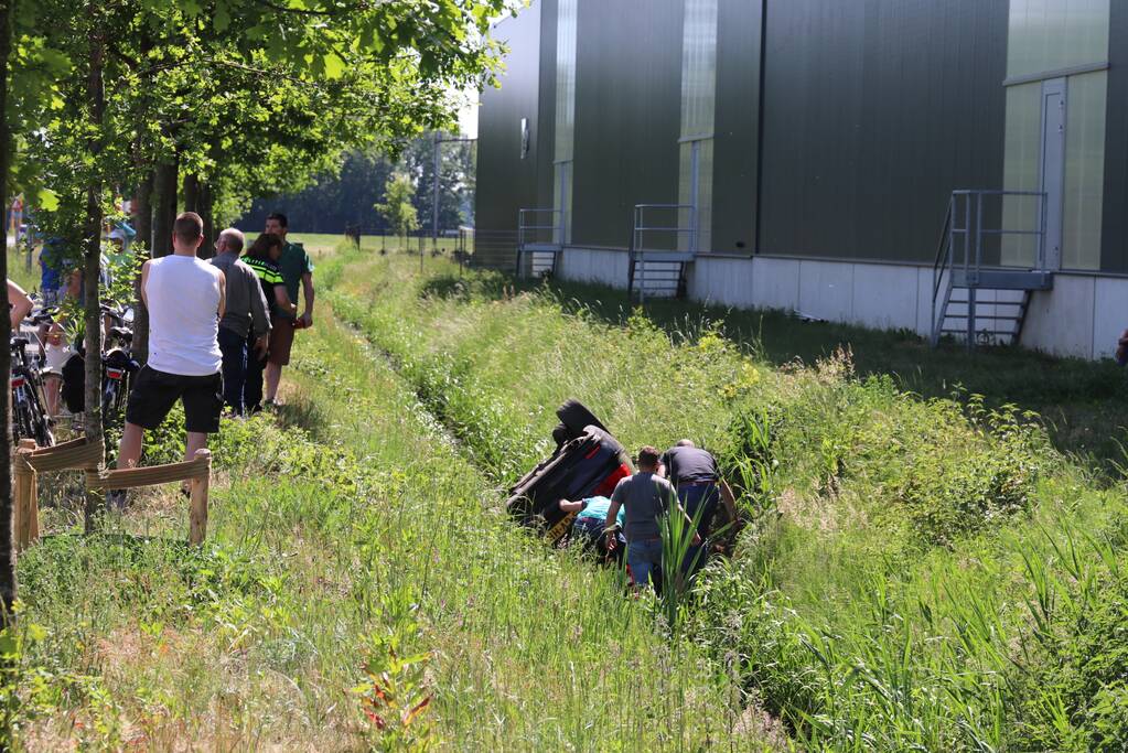 Auto belandt op de kop in de sloot, twee personen zwaargewond