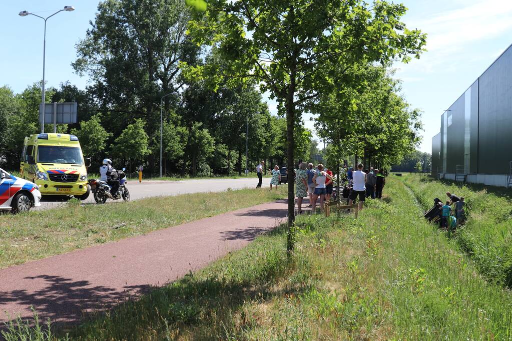 Auto belandt op de kop in de sloot, twee personen zwaargewond