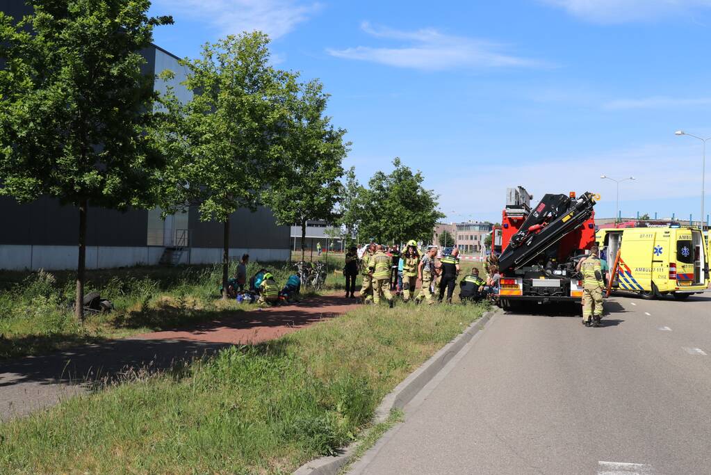 Auto belandt op de kop in de sloot, twee personen zwaargewond
