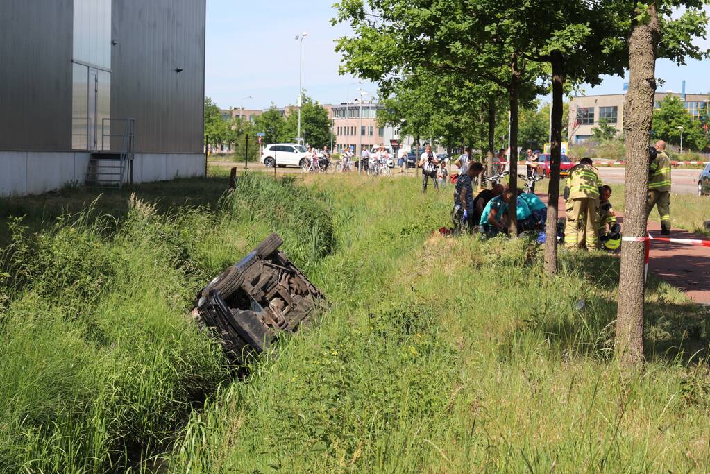 Auto belandt op de kop in de sloot, twee personen zwaargewond