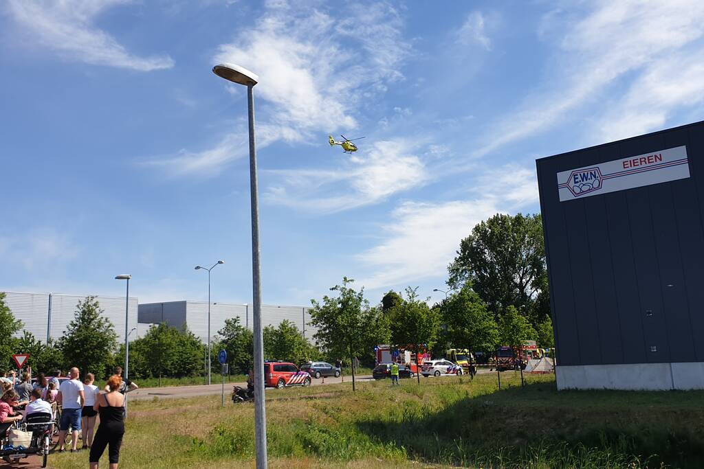 Auto belandt op de kop in de sloot, twee personen zwaargewond