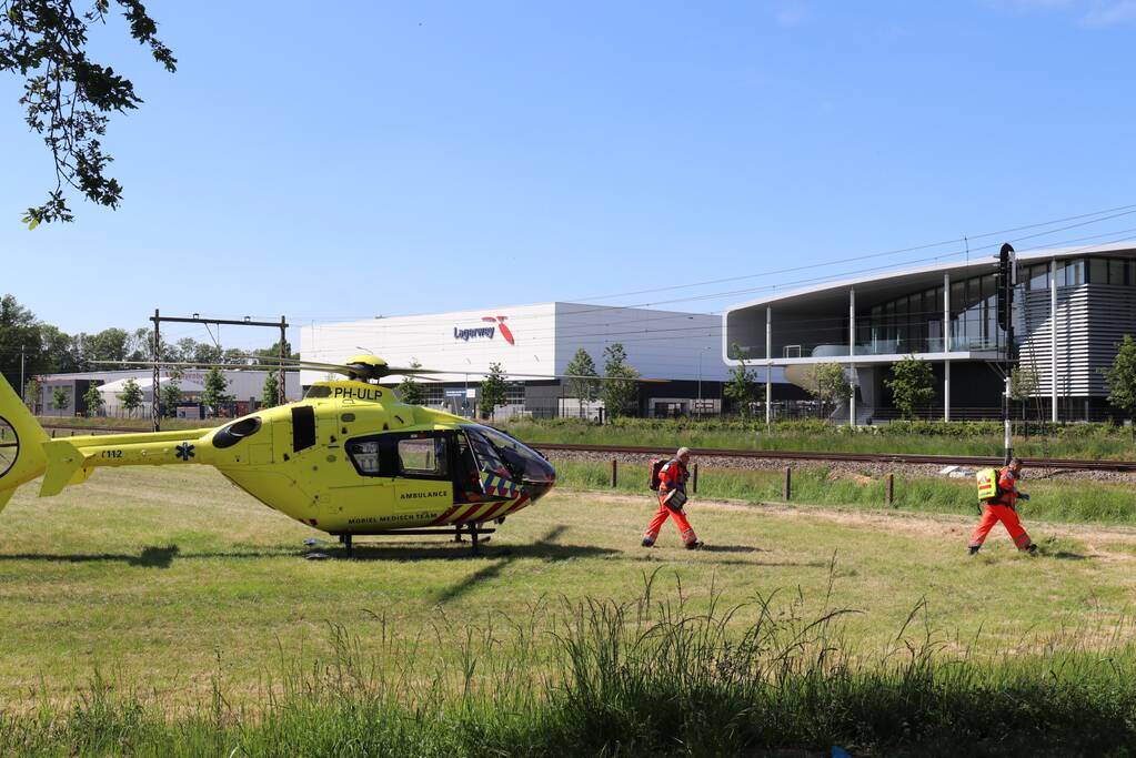 Auto belandt op de kop in de sloot, twee personen zwaargewond